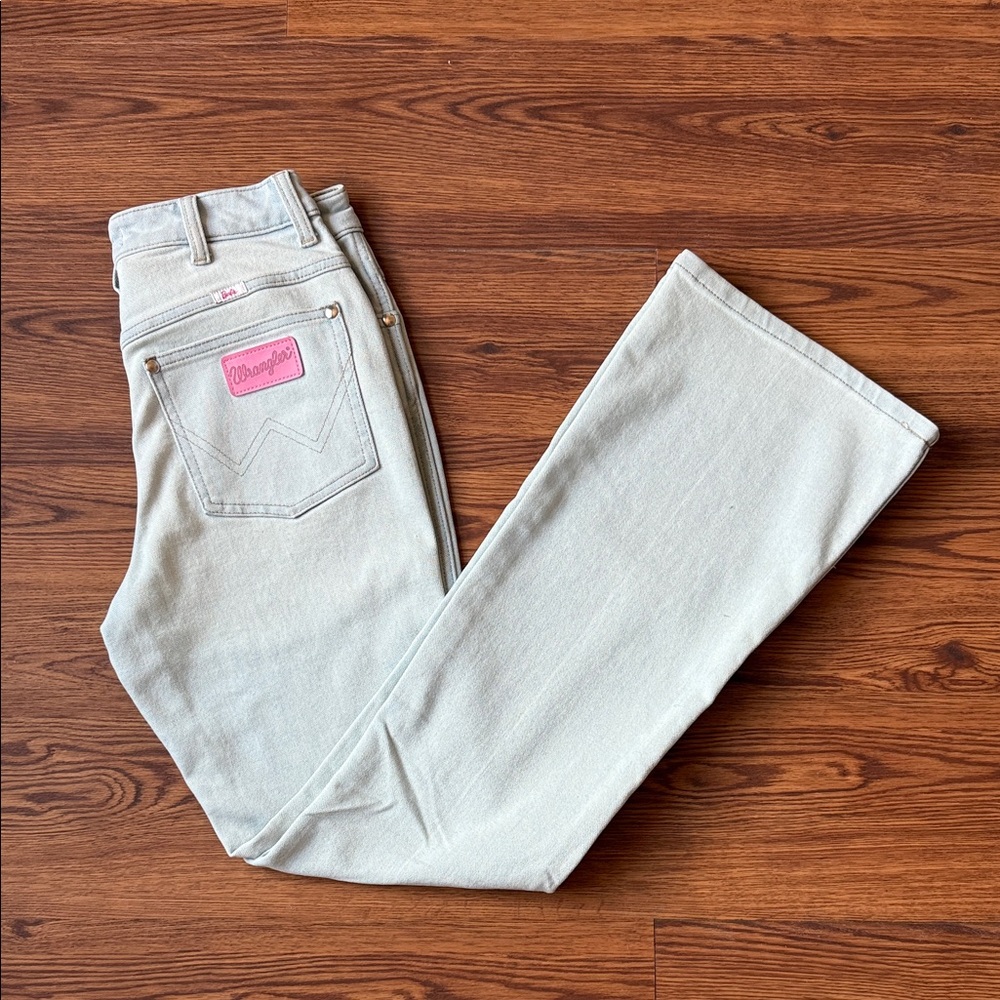 Wrangler Women's Straight Leg Jeans in Light Gray